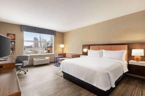 印第安纳波利斯Hampton Inn Indianapolis Downtown IUPUI的酒店客房,配有床和电视