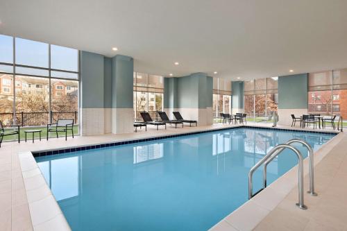 印第安纳波利斯Homewood Suites by Hilton Indianapolis Downtown IUPUI的大楼里一个蓝色的大泳池