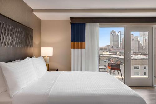 印第安纳波利斯Homewood Suites by Hilton Indianapolis Downtown IUPUI的市景卧室 - 带1张床