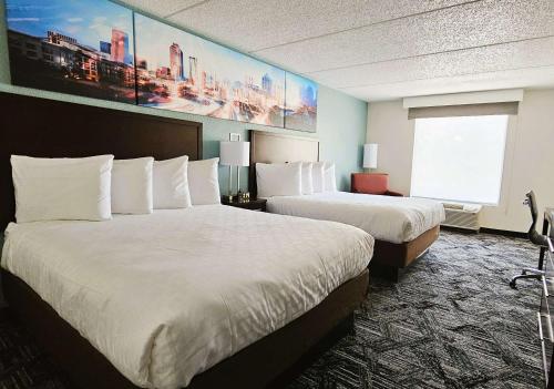 亚特兰大Best Western Atlanta Cumberland Galleria Hotel的酒店客房设有两张床和窗户。
