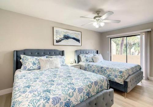 奥兰多Charming Lakeview Retreat的一间卧室配有两张床和吊扇