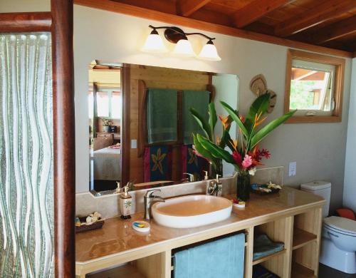 SaraotouExclusive Sunrise Eco Resort的一间带水槽和大镜子的浴室