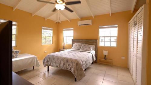 克里斯琴斯特德Royal Palms Estate的卧室配有一张床铺,位于一个黄色墙壁的房间