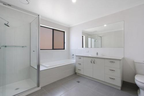 布赖特BrightAway的浴室配有卫生间、盥洗盆和淋浴。