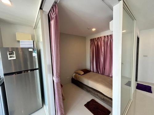 Ban Tha FatMantra Beach condo Mae Phim By AA的小房间设有窗户和冰箱