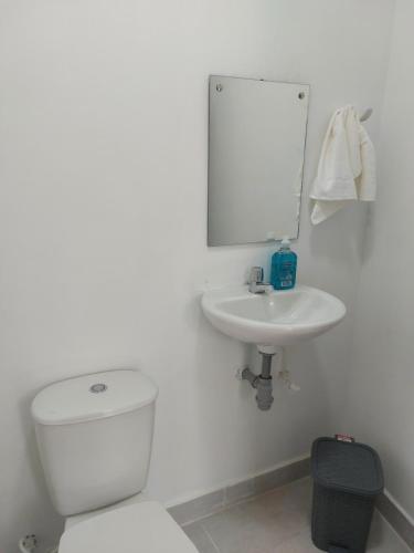 Puerto EscondidoCabaña Maríamar2的白色的浴室设有卫生间和水槽。