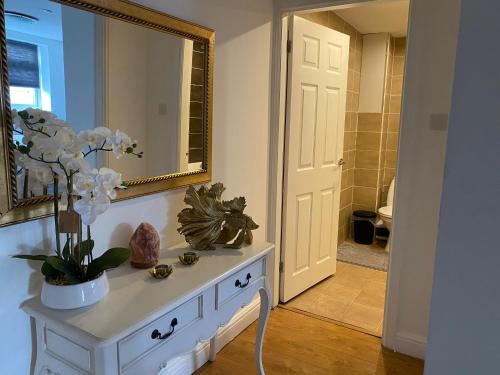伯明翰Aston Apartment 4 -Secure Parking的浴室设有白色梳妆台和镜子