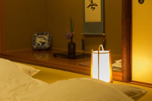 由布市日野春布院温泉日式旅馆的镜子前的床上的烛光