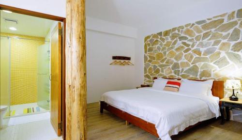 罗东镇夏爾民宿的一间卧室设有一张床和一个步入式淋浴间。