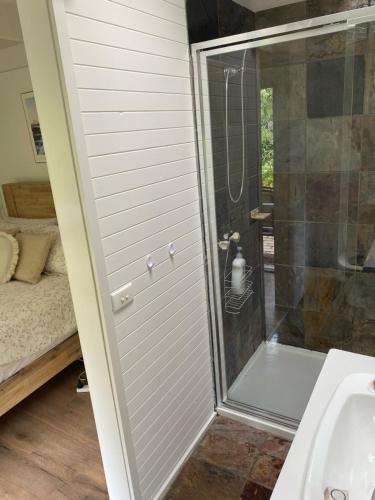 莱伊Beauna Vista Rye Retreat Home的浴室里设有玻璃门淋浴