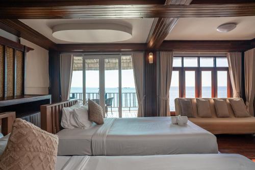 涛岛Dusit Buncha Koh Tao by Riya Group的一间带两张床的卧室和一个阳台