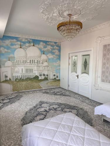 撒马尔罕Квартира Самарканд的卧室墙上有建筑画