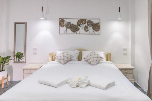 Haad Chao PhaoApple Villas的白色卧室配有带毛巾的大型白色床