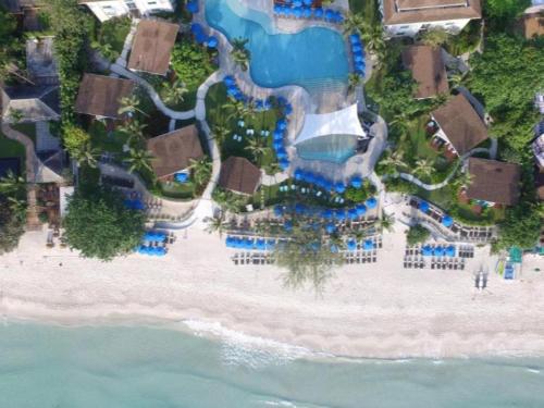 查汶苏梅岛遨舍查汶度假酒店的享有海滩空中美景。