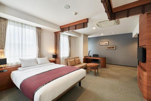 浦安MYSTAYS 新浦安（会议中心）酒店的酒店客房带一张大床和一把椅子