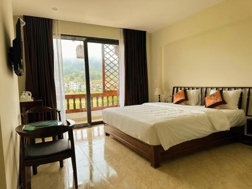 同文Dongvan Ville Du H'Mong Hotel的一间卧室设有一张床和一个大窗户