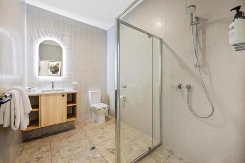 阿德莱德Comfort Inn Regal Park的带淋浴、卫生间和盥洗盆的浴室