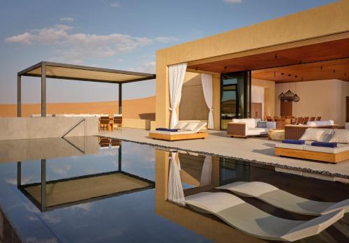 拉斯阿尔卡麦拉斯阿尔卡麦山谷沙漠丽思卡尔顿酒店的沙漠中带游泳池的别墅
