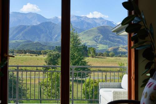 凯库拉Kaikoura Mountain Views Villa的从窗户可欣赏到山脉美景