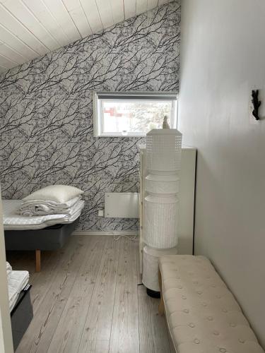 SöråkerVilla Båthamnsgatan的一间设有床铺和壁画的墙壁的房间