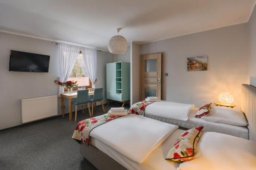 Kolesin塔贝斯卡客栈的酒店客房配有两张床和一张书桌