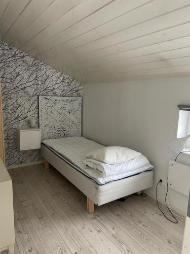 SöråkerVilla Båthamnsgatan的一间小卧室,卧室内配有一张床铺