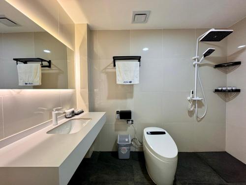 长滩岛LuckyTito Dmall Boracay的白色的浴室设有水槽和卫生间。