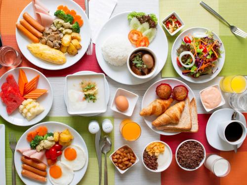 曼谷宜必思曼谷沙吞酒店 的餐桌上装满食物的桌子
