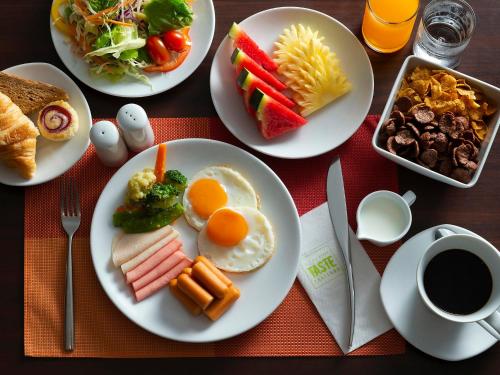 芭东海滩Ibis Phuket Patong的餐桌,早餐盘和咖啡盘
