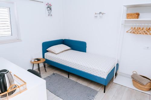 杜布罗夫尼克Serious Job Room的小房间,里面设有蓝色的床
