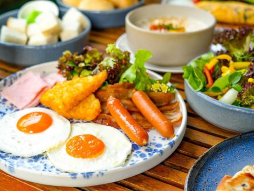 曼谷曼谷暹罗美居酒店的桌上一盘食物,包括鸡蛋和蔬菜