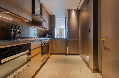 迪拜FIVE Palm Resort - Luxury 2BR - Sea View的厨房配有不锈钢用具和木柜