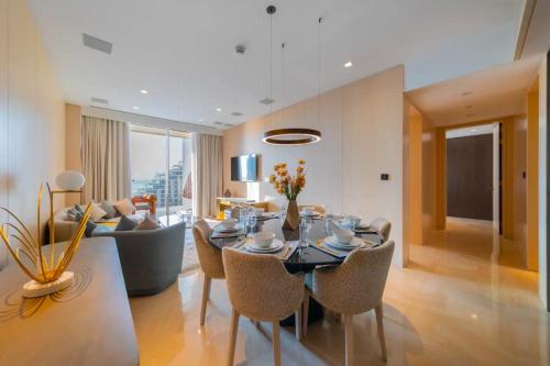 迪拜FIVE Palm Resort - Luxury 2BR - Sea View的客厅配有桌椅和沙发