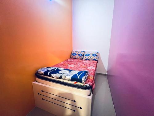 迪拜Moon Backpackers Burjman Exit 2, Family Partitions, Loft partitions,的一张小床,坐在一个房间里橱柜的顶部