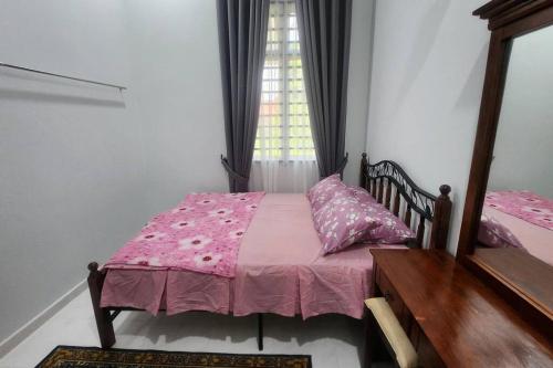 KeterehAstaka Homestay Kok Lanas的卧室配有粉红色的床和窗户。