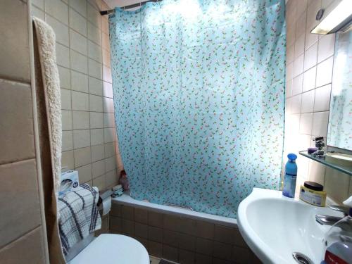 迪拜Manchester Tower的浴室配有淋浴帘、卫生间和盥洗盆。