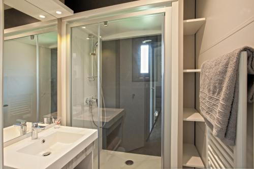 莫里亚尼海滩Casa e Natura的一间带玻璃淋浴和水槽的浴室