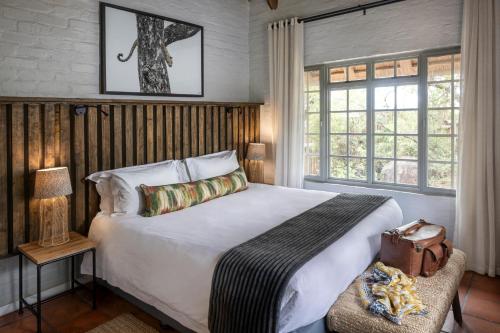 提姆巴瓦提禁猎区Simbavati Mvubu Cottage的卧室设有白色大床和窗户。