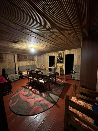 乌树故里Old House的客厅配有桌椅和地毯。
