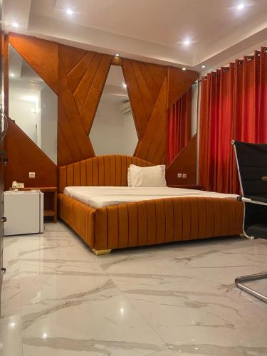 布拉柴维尔Hôtel rotana的一间卧室,卧室内配有一张大床