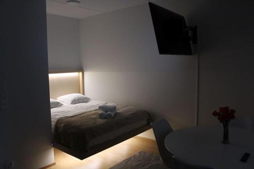 万塔Modern Studio in Prime Location的一间小卧室,配有一张床和一张桌子