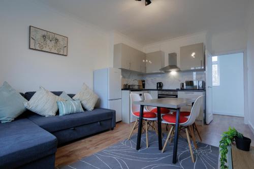 伦敦Lovely 2-bed Highbury Home的客厅配有沙发和桌椅
