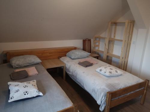 采列Small house in Celje的小型客房设有两张单人床,