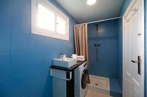 伊伦Apto. BLAIA的蓝色的浴室设有水槽和淋浴