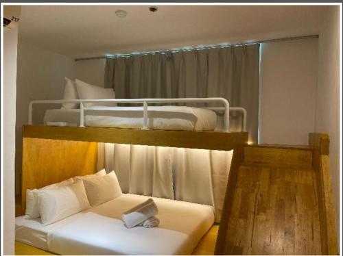 瓜拉丁加奴Double H Boutique Hotel的一间卧室配有两张双层床和一张床