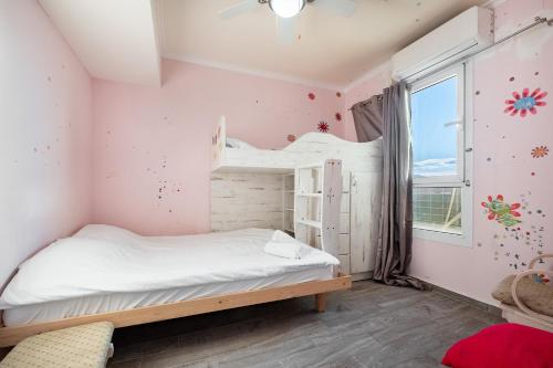 埃拉特LuxuryApt/BestView/PerfectForFamilies/FreeParking的一间小卧室,配有双层床和窗户