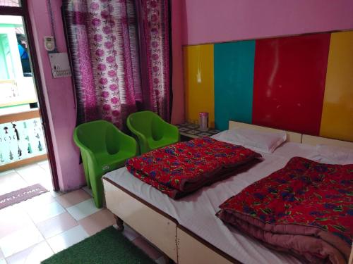 巴德里纳特Badrinath Jbk by Prithvi Yatra Hotel的一间卧室配有一张色彩缤纷的墙壁床。