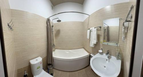 努库斯HOTEL ARAL的一间带水槽和卫生间的小浴室