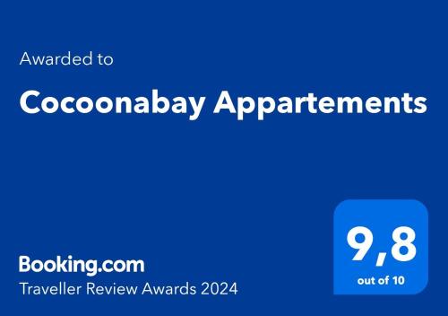 安格勒Cocoonabay Appartements的一个蓝色标志与单词ococlawday应用程序