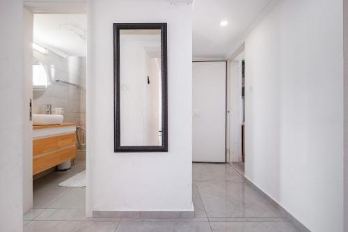 埃拉特LuxuryApt/BestView/PerfectForFamilies/FreeParking的白色的浴室墙上装有镜子